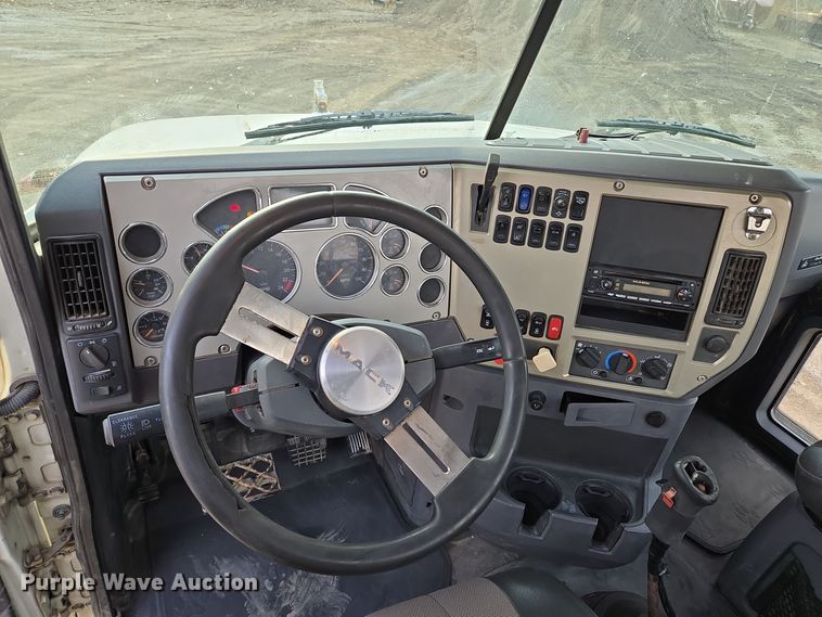 image for item EQ3895 2009 Mack  GU713 semi truck