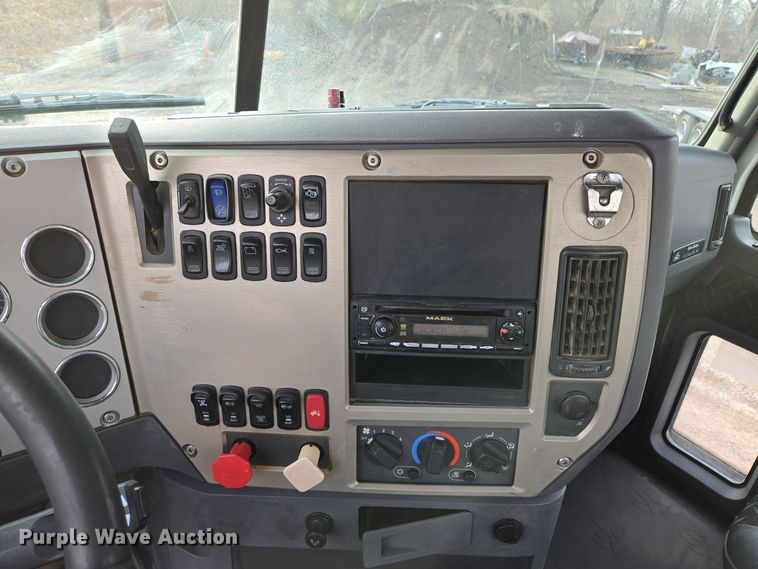 image for item EQ3895 2009 Mack  GU713 semi truck