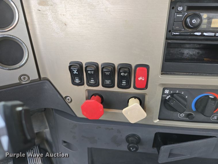 image for item EQ3895 2009 Mack  GU713 semi truck