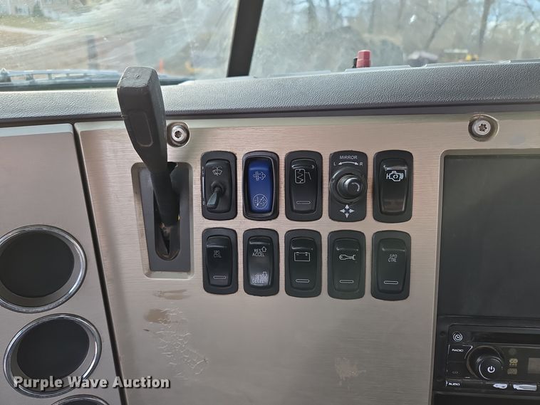 image for item EQ3895 2009 Mack  GU713 semi truck