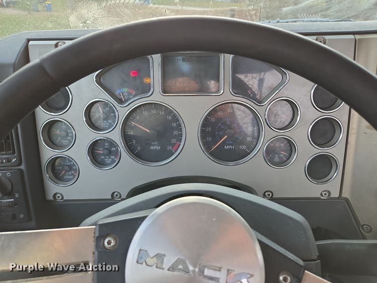 image for item EQ3895 2009 Mack  GU713 semi truck