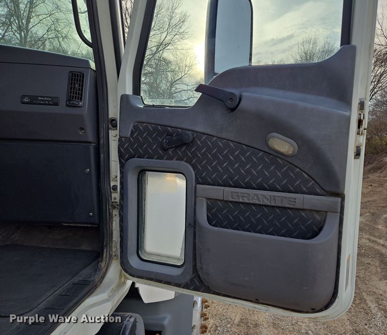 image for item EQ3895 2009 Mack  GU713 semi truck