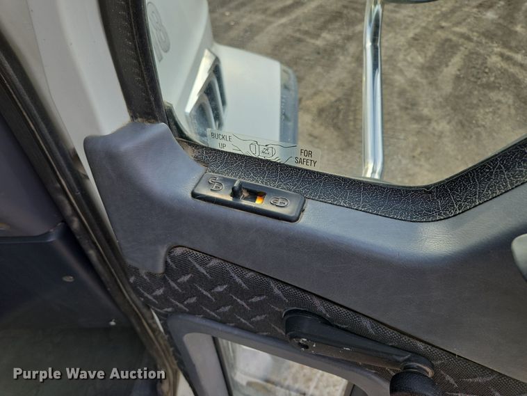 image for item EQ3895 2009 Mack  GU713 semi truck