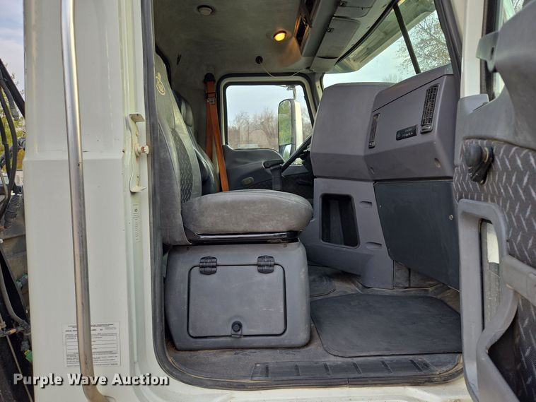 image for item EQ3895 2009 Mack  GU713 semi truck