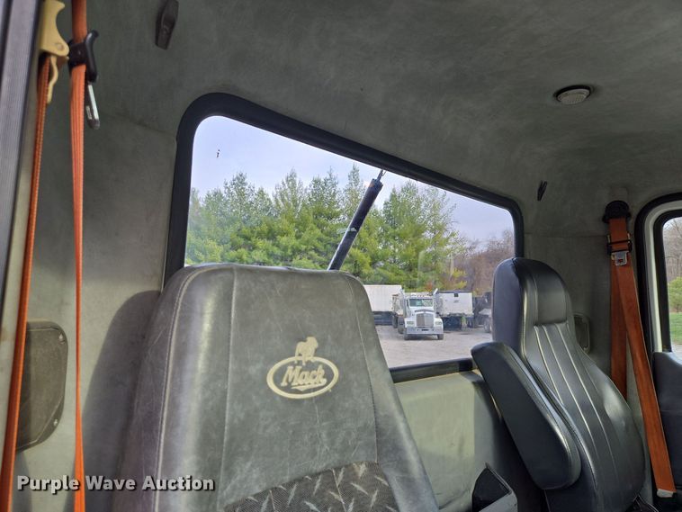 image for item EQ3895 2009 Mack  GU713 semi truck