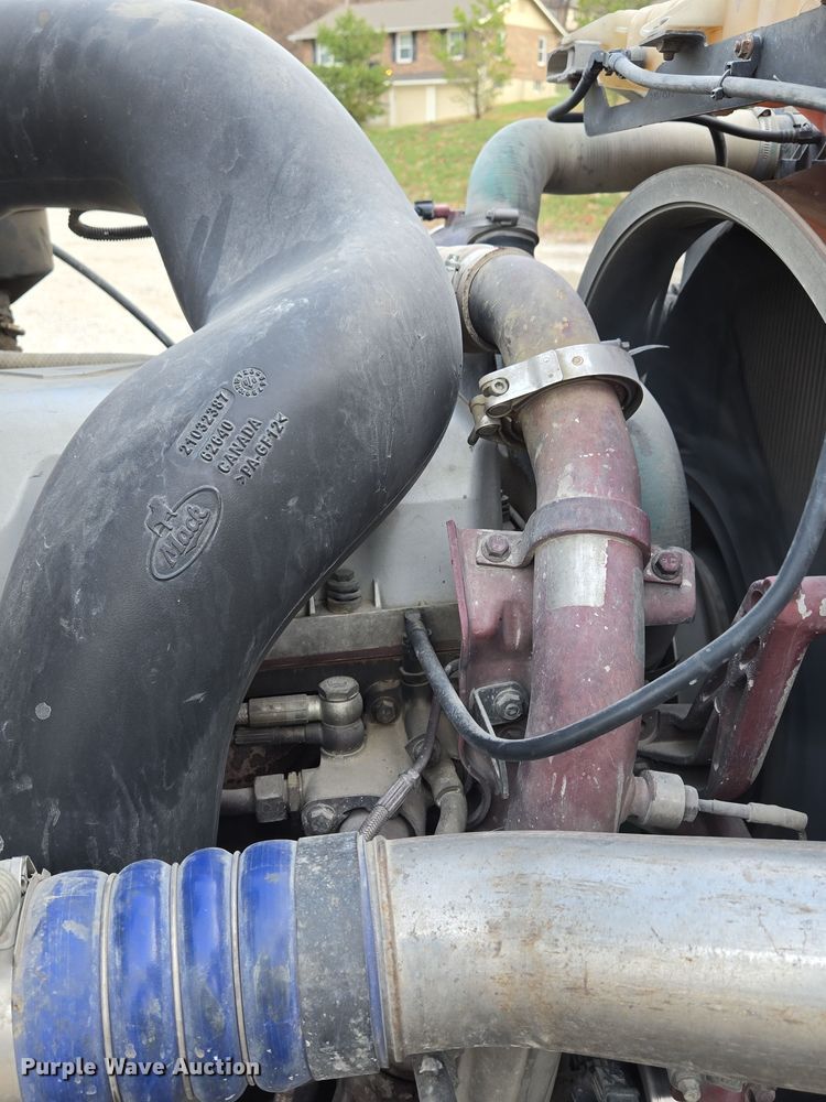 image for item EQ3895 2009 Mack  GU713 semi truck