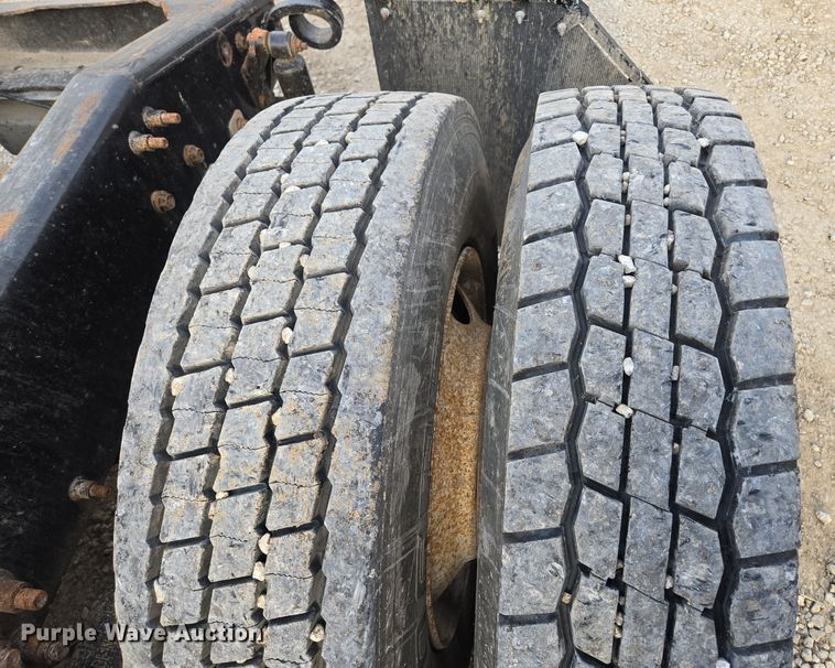 image for item EQ3895 2009 Mack  GU713 semi truck