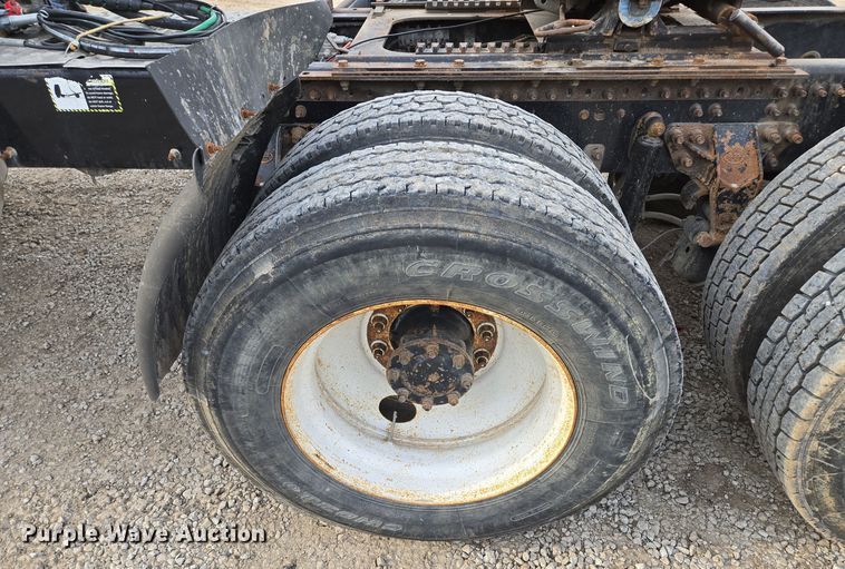 image for item EQ3895 2009 Mack  GU713 semi truck