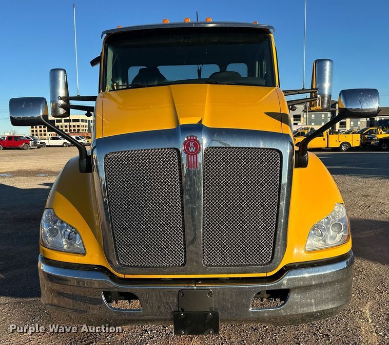 image for item ER4709 2022 Kenworth T680 semi truck