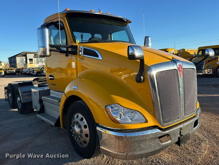 image for item ER4709 2022 Kenworth T680 semi truck