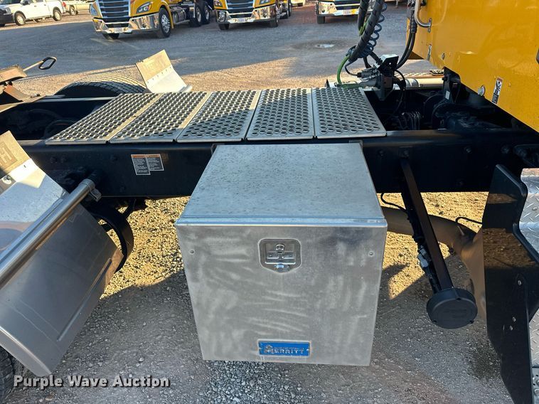 image for item ER4709 2022 Kenworth T680 semi truck