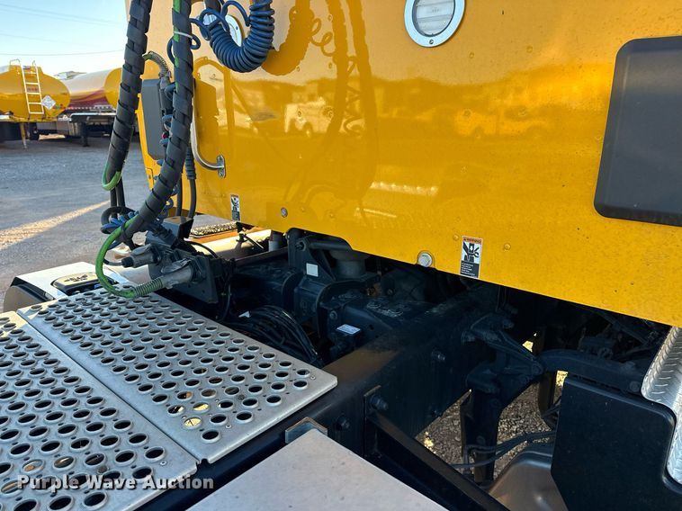 image for item ER4709 2022 Kenworth T680 semi truck