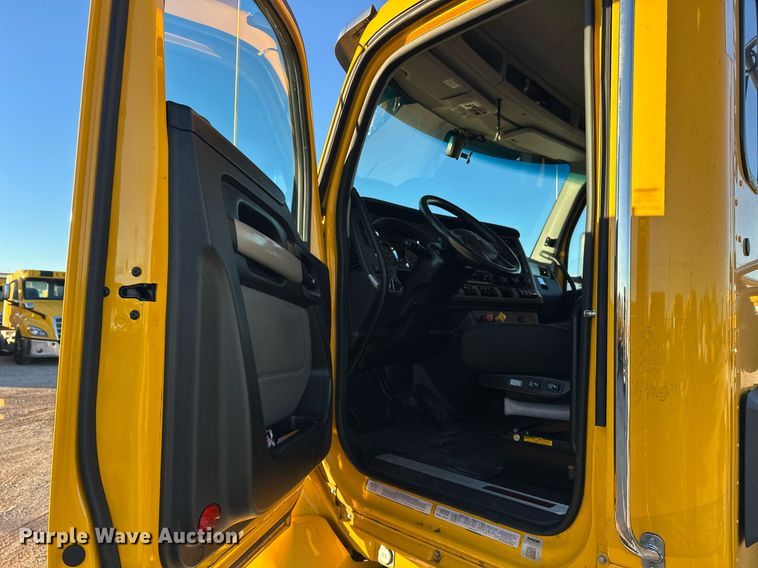 image for item ER4709 2022 Kenworth T680 semi truck