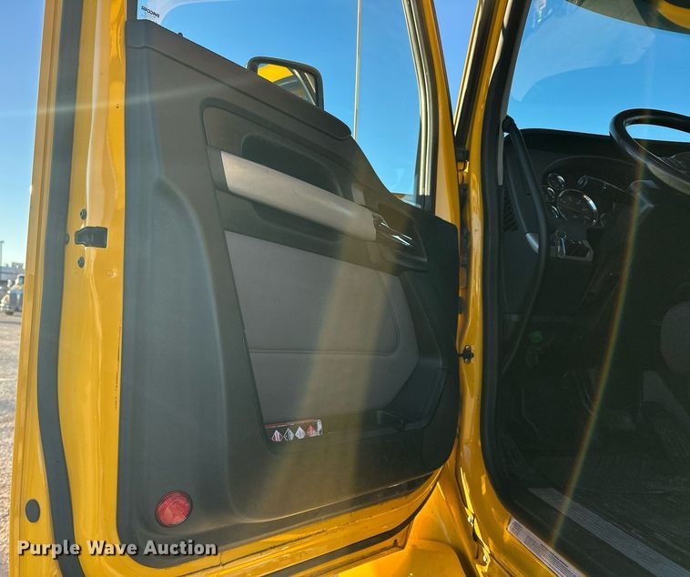 image for item ER4709 2022 Kenworth T680 semi truck