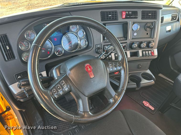image for item ER4709 2022 Kenworth T680 semi truck