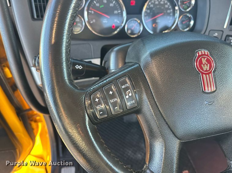 image for item ER4709 2022 Kenworth T680 semi truck