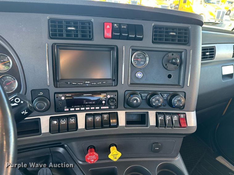 image for item ER4709 2022 Kenworth T680 semi truck