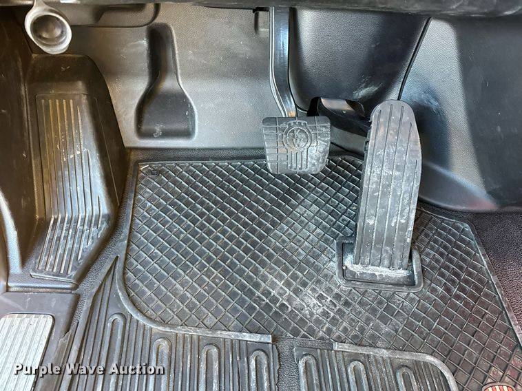 image for item ER4709 2022 Kenworth T680 semi truck