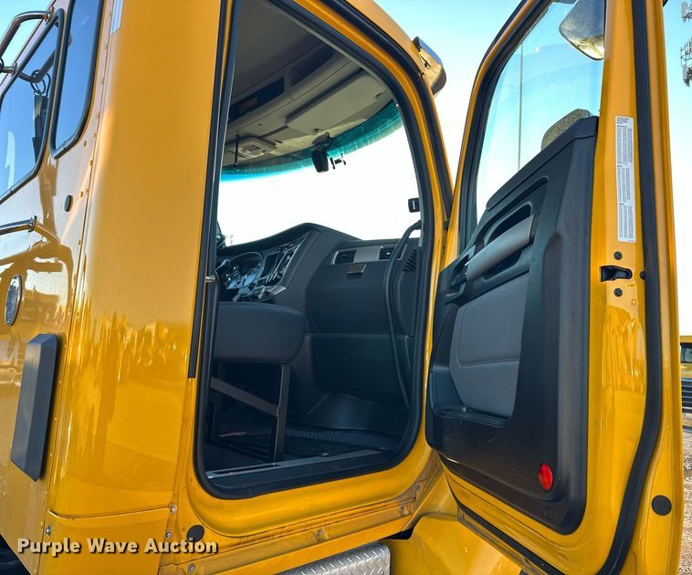 image for item ER4709 2022 Kenworth T680 semi truck