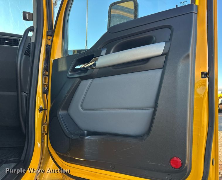 image for item ER4709 2022 Kenworth T680 semi truck