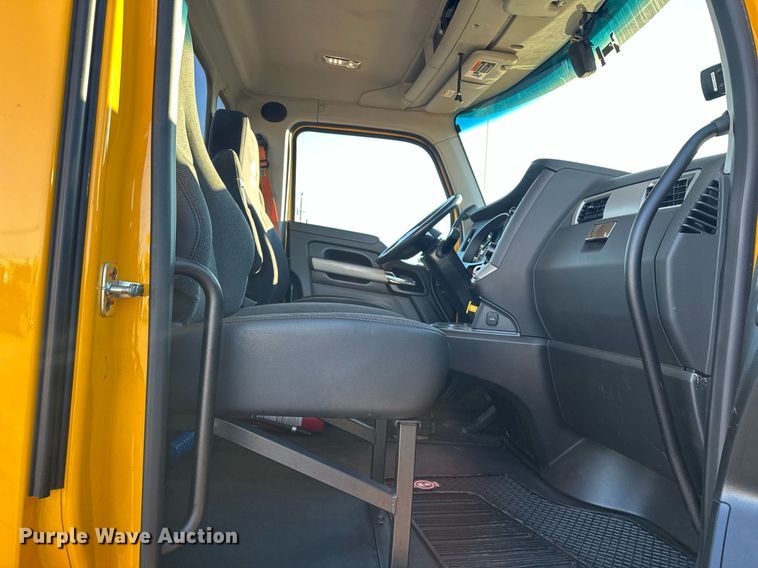image for item ER4709 2022 Kenworth T680 semi truck