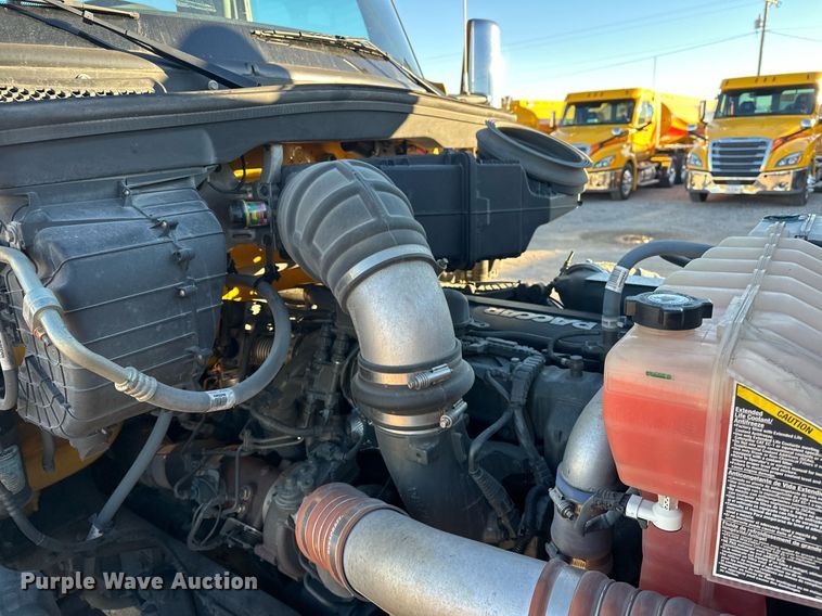 image for item ER4709 2022 Kenworth T680 semi truck