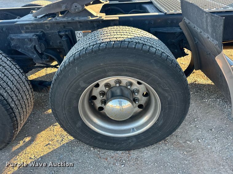 image for item ER4709 2022 Kenworth T680 semi truck