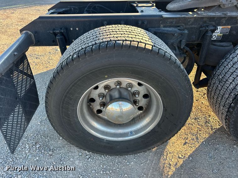 image for item ER4709 2022 Kenworth T680 semi truck