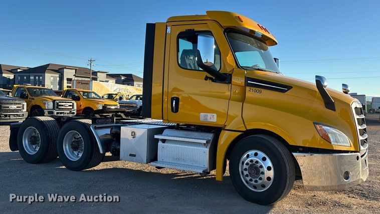 image for item ER4710 2021 Freightliner Cascadia 126 semi truck