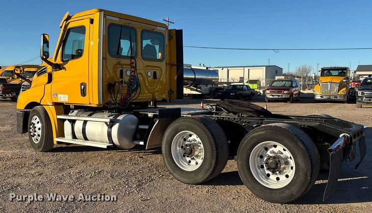 image for item ER4710 2021 Freightliner Cascadia 126 semi truck