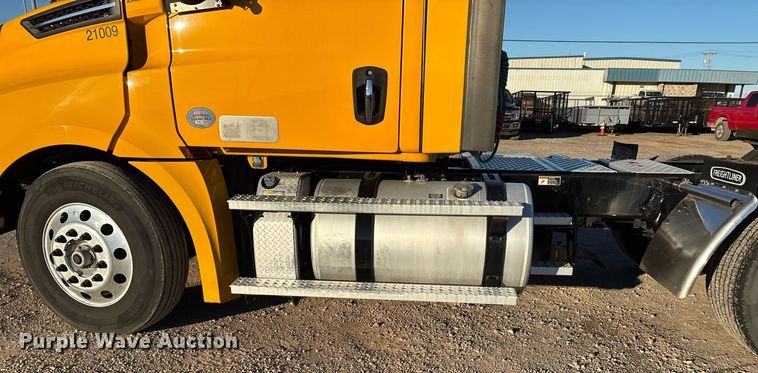 image for item ER4710 2021 Freightliner Cascadia 126 semi truck