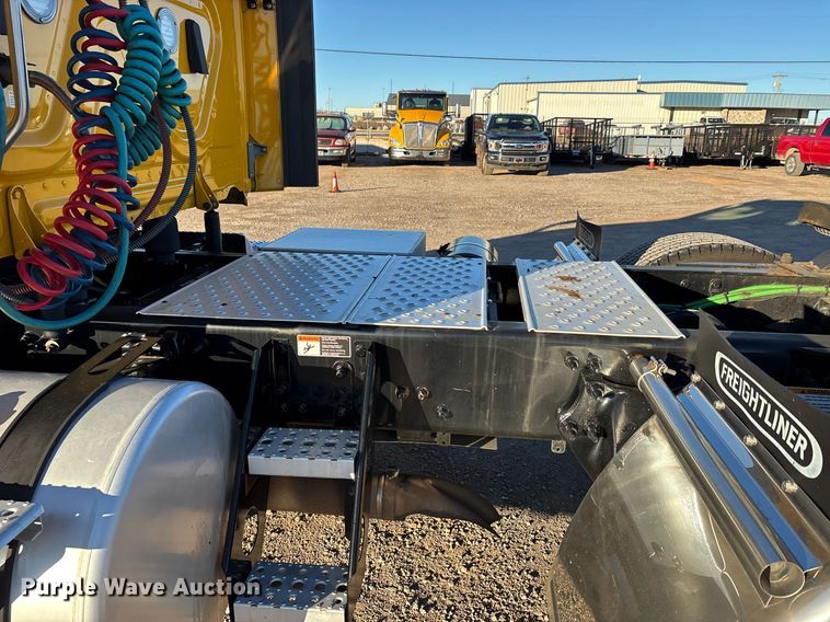 image for item ER4710 2021 Freightliner Cascadia 126 semi truck