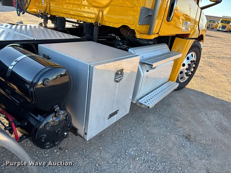 image for item ER4710 2021 Freightliner Cascadia 126 semi truck