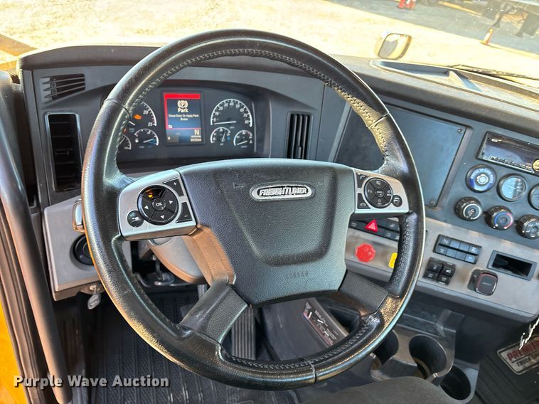 image for item ER4710 2021 Freightliner Cascadia 126 semi truck