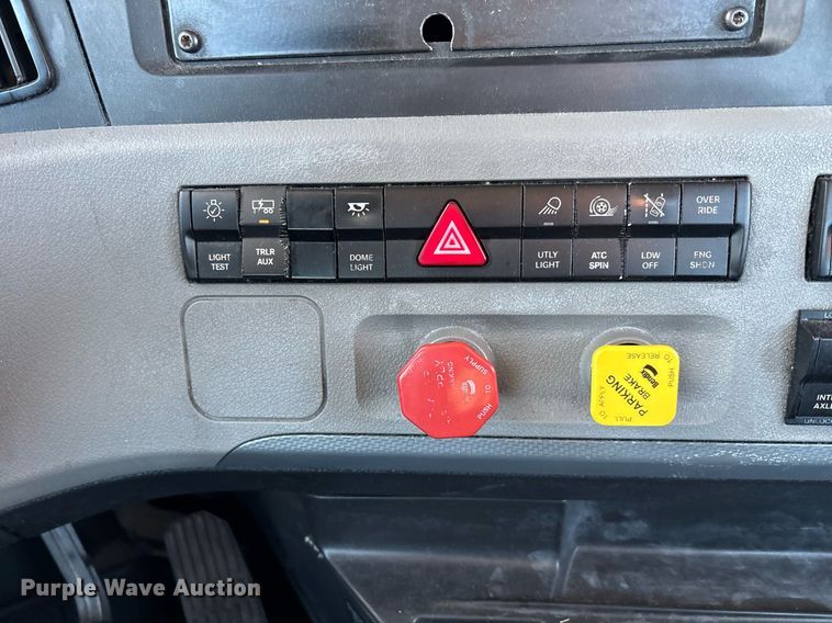 image for item ER4710 2021 Freightliner Cascadia 126 semi truck