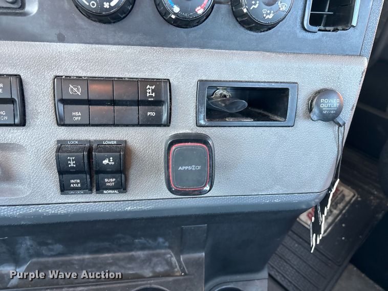 image for item ER4710 2021 Freightliner Cascadia 126 semi truck