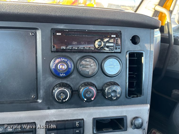 image for item ER4710 2021 Freightliner Cascadia 126 semi truck