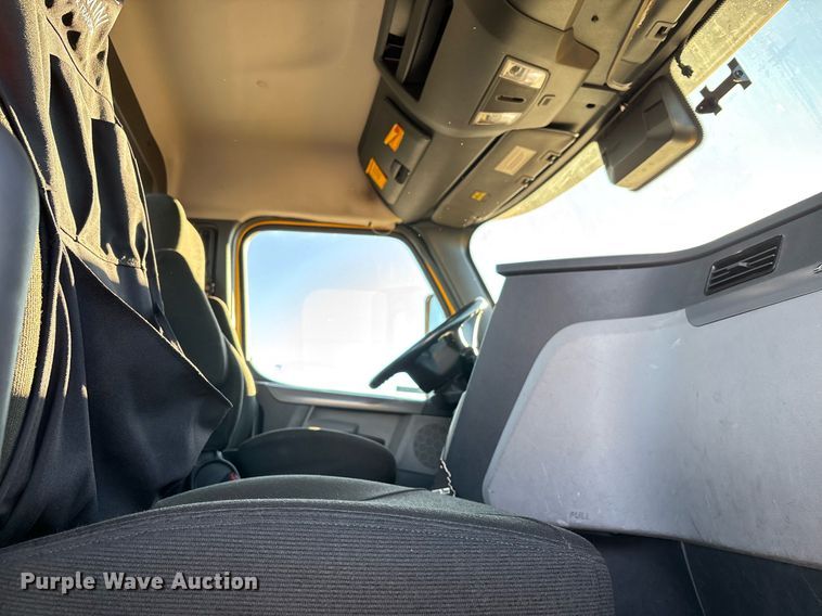 image for item ER4710 2021 Freightliner Cascadia 126 semi truck