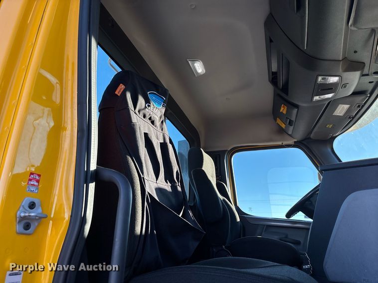 image for item ER4710 2021 Freightliner Cascadia 126 semi truck