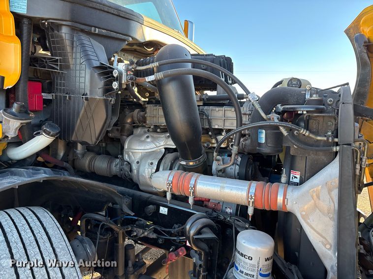 image for item ER4710 2021 Freightliner Cascadia 126 semi truck