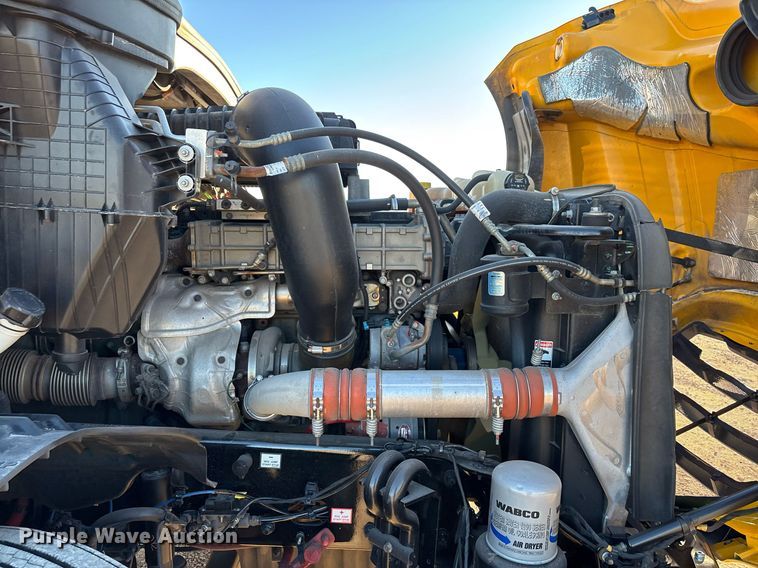 image for item ER4710 2021 Freightliner Cascadia 126 semi truck