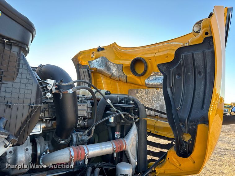 image for item ER4710 2021 Freightliner Cascadia 126 semi truck