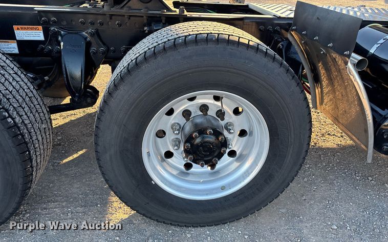 image for item ER4710 2021 Freightliner Cascadia 126 semi truck