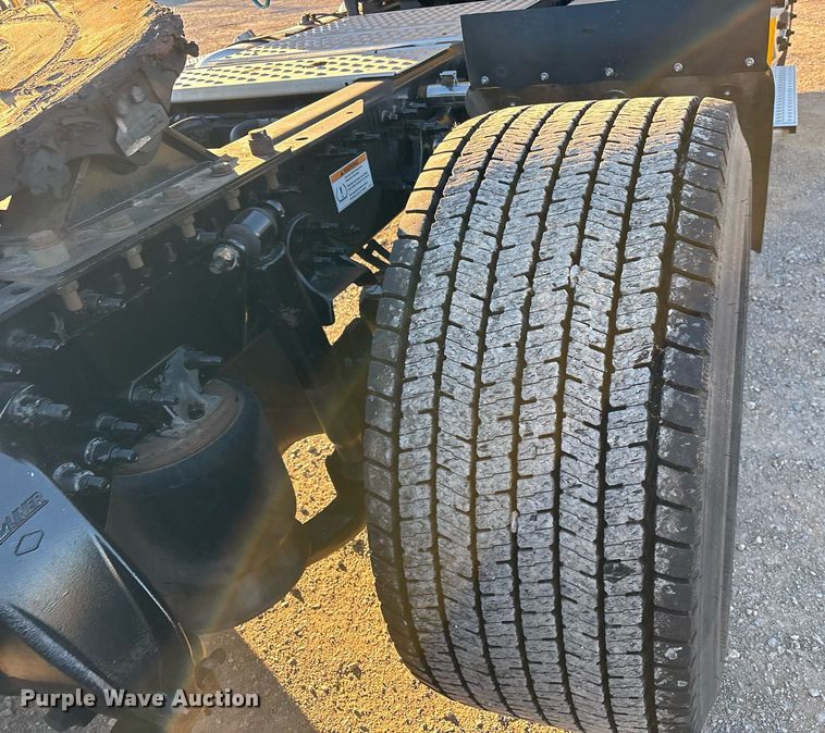 image for item ER4710 2021 Freightliner Cascadia 126 semi truck