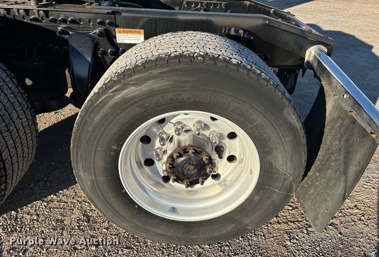 image for item ER4710 2021 Freightliner Cascadia 126 semi truck