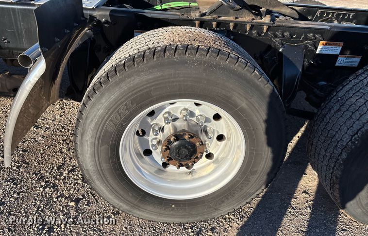 image for item ER4710 2021 Freightliner Cascadia 126 semi truck