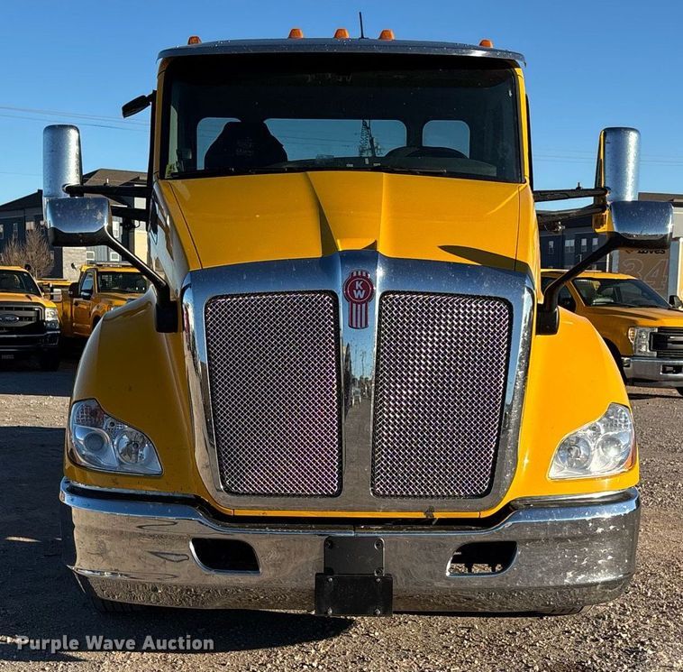 image for item ER4713 2022 Kenworth T680 semi truck