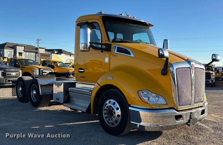 image for item ER4713 2022 Kenworth T680 semi truck
