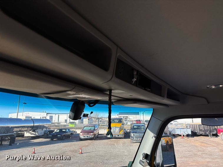 image for item ER4713 2022 Kenworth T680 semi truck