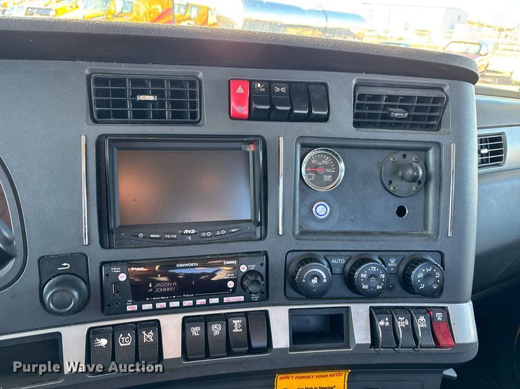 image for item ER4713 2022 Kenworth T680 semi truck